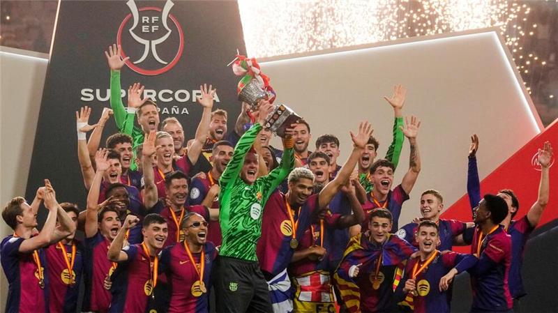Ter Stegen jubelt mit: Erster Barça-Titel unter Flick Der verletzte Marc-André ter Stegen durfte den Pokal entgegen nehmen.