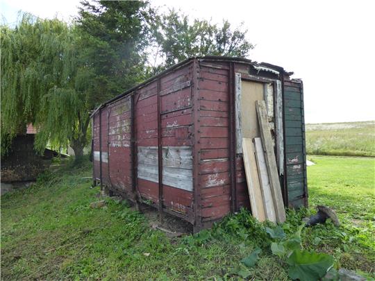 Der verschollen geglaubte Kasten der Südharzeisenbahn ist lange als Taubenschlag in Immenrode genutzt worden. Er soll nun in die Niederlande gebracht werden. Foto: Privat/Archivfoto: Spühr