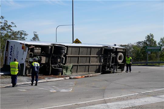 Der verunglückte Bus in der Nähe der Stadt Greta nördlich von Sydney in Australien.