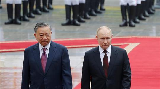 Der vietnamesische Präsident To Lam (l) und Kremlchef Wladimir Putin in Hanoi.