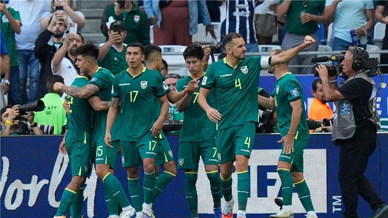 Der von Miguelito (Mitte) verwandelte Elfmeter entschied die Partie zugunsten von Bolivien.