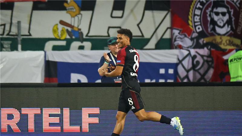 Große Fan-Party: Nürnberg besiegt Schalker Aufsteiger Der vor dem Spiel verabschiedete Henri Koudossou jubelt nach seinem Treffer zum 2:0.