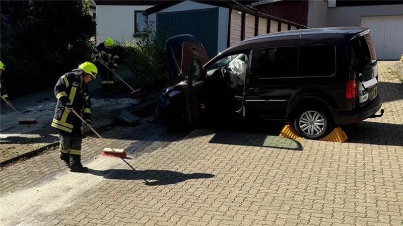 Der vordere Bereich des VW Caddys ist bei dem Verkehrsunfall am Sonntagmittag völlig zerstört worden. Die Einsatzkräfte der Freiwilligen Feuerwehr Braunlage nehmen die auslaufenden Betriebsstoffe auf.