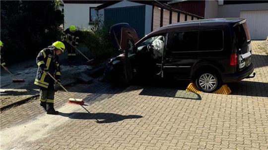 Der vordere Bereich des VW Caddys ist bei dem Verkehrsunfall am Sonntagmittag völlig zerstört worden. Die Einsatzkräfte der Freiwilligen Feuerwehr Braunlage nehmen die auslaufenden Betriebsstoffe auf.
