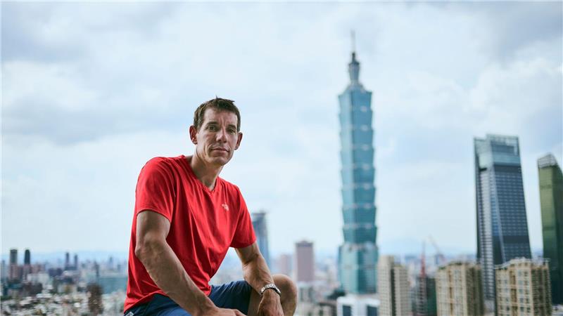Der waghalsige Aufstieg Alex Honnolds auf den über 500 Meter hohen Taipeh 101 muss um ein Tag verschoben werden.