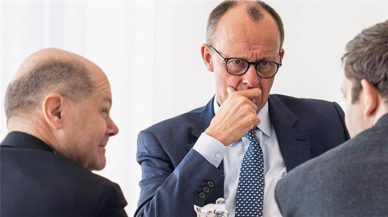 Der wahrscheinliche nächste Bundeskanzler Friedrich Merz (CDU) berät im Kanzleramt mit Amtsinhaber Olaf Scholz (SPD) und SPD-Chef Lars Klingbeil über das weitere Vorgehen.