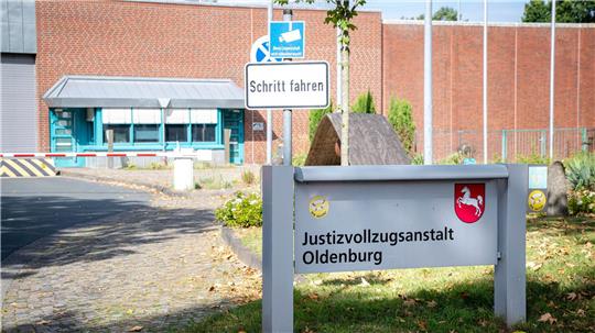 Der wegen 85-fachen Mord verurteilte Niels Högel durfte unter Aufsicht mehrmals das Gefängnis verlassen - die vorgeschriebene Information der Hinterbliebenen unterblieb allerdings. (Symbolbild)