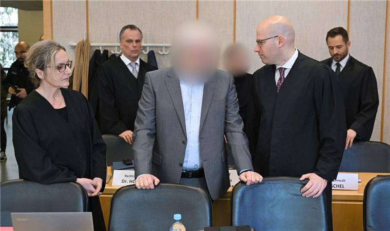Bestechung: Angeklagter Staatsanwalt gesteht vor Gericht Der wegen Bestechlichkeit angeklagte ehemalige Frankfurter Oberstaatsanwalt vor dem Prozessauftakt im Gerichtssaal des Landgerichts in Frankfurt.