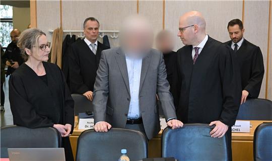 Der wegen Bestechlichkeit angeklagte ehemalige Frankfurter Oberstaatsanwalt vor dem Prozessauftakt im Gerichtssaal des Landgerichts in Frankfurt.