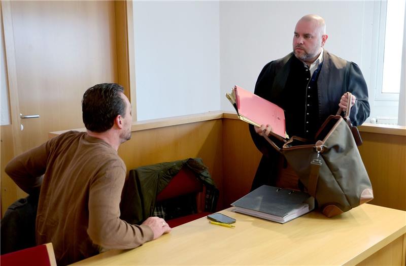 Prozess gegen Bestatter - Frauen mit Sex um Geld betrogen? Der wegen Betrug angeklagte Bestattungsunternehmer (l-r) und sein Verteidiger Benjamin Richert im Gericht.