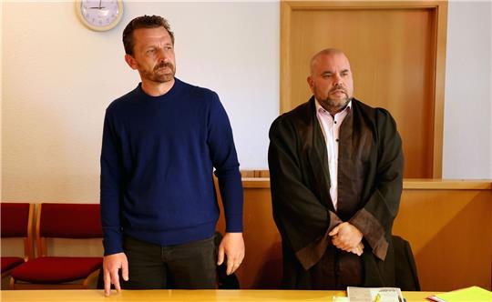 Der wegen Betrugs angeklagte Bestattungsunternehmer (l) und sein  Verteidiger im Amtsgericht Rostock.