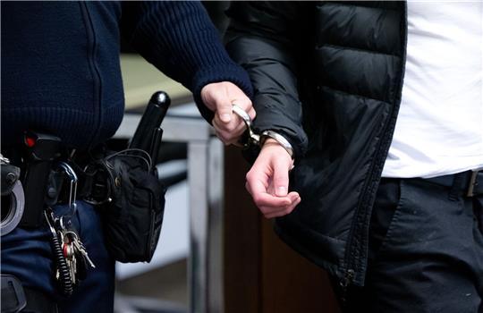 Der wegen Diebstahls angeklagte Mann (r.) wird vor Prozessbeginn in den Gerichtssaal geführt.