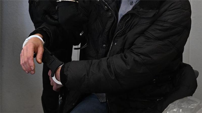 Der wegen Mordes an der neunjährigen Valeriia Angeklagte wird im Landgericht Chemnitz von einem Justizmitarbeiter vorgeführt.