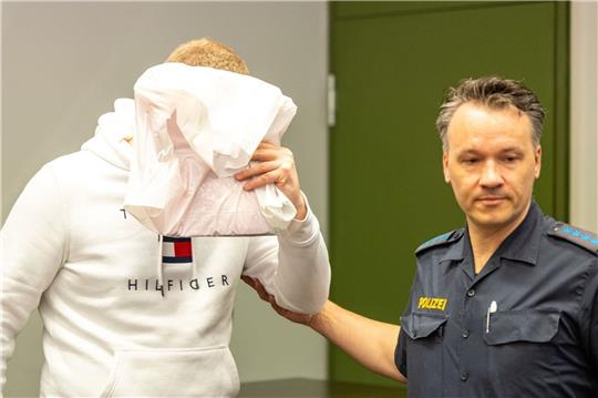 Der wegen Mordes an zwei Patienten angeklagte Krankenpfleger (l) ist zu lebenslanger Haft verurteilt worden.
