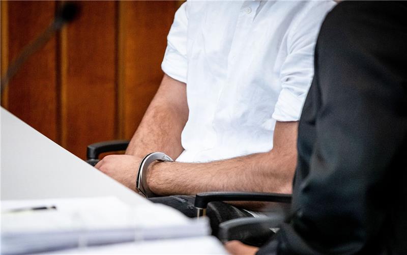 Nach Raser-Unfall: 21-Jähriger muss neun Jahre in Haft Der wegen Mordes angeklagte 21-jährige Mann muss für neun Jahre in Haft.