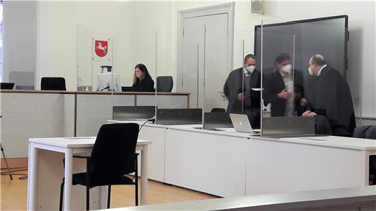 Der wegen Mordes beschuldigte Bundespolizist hat immer wieder Gesprächsbedarf mit seinen zwei Verteidigern Martin Nitschmann (li.) und Andreas Zott.  Archivfoto: Neddermeier