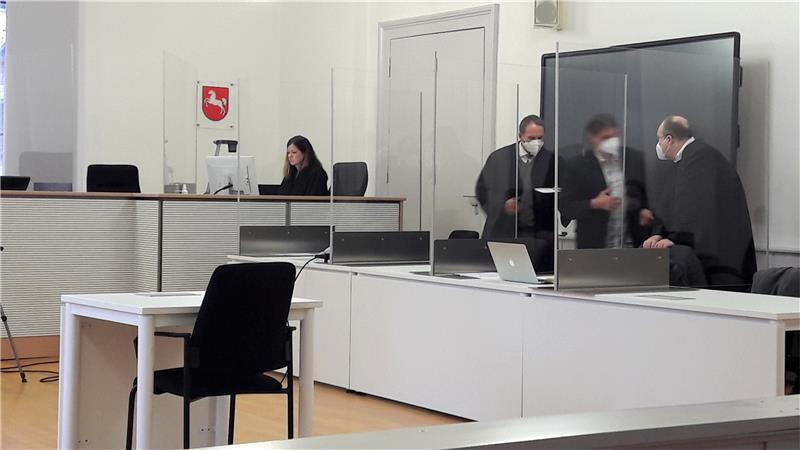 Der wegen Mordes beschuldigte Bundespolizist hat immer wieder Gesprächsbedarf mit seinen zwei Verteidigern Martin Nitschmann (li.) und Andreas Zott.  Archivfoto: Neddermeier