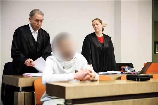 Der wegen Totschlags angeklagte Mann (m.), der seine fünf Wochen alte Tochter  umgebracht haben soll, in einem Gerichtssaal in München.