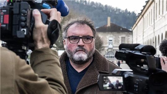 Der wegen der Vergiftung von Patienten angeklagte Anästhesist in Frankreich beteuert seine Unschuld.