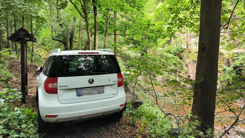 Navi führt in die Irre: Tourist (78) bleibt im Bodetal stecken Der weiße Skoda Yeti steckte am Samstag stundenlang auf einem Wanderweg im Bodetal fest.