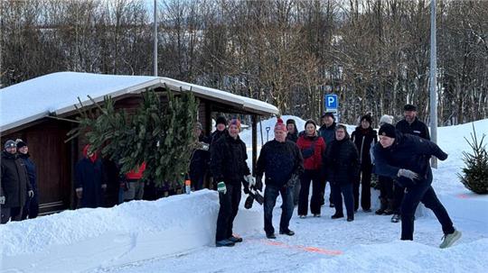 Ein Mann wirft eine Fichte.