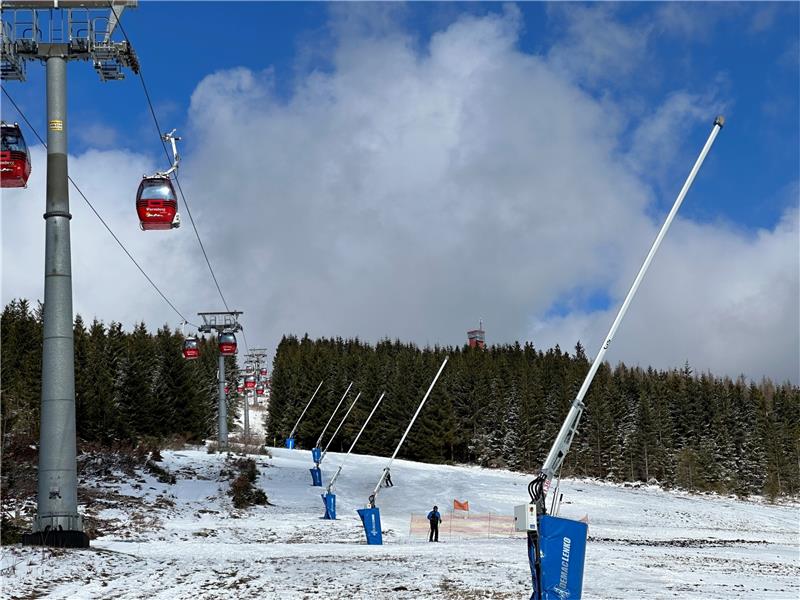 Braunlage: Zahl der Fahrgäste sinkt von 1,5 Millionen auf 212.000 Der wenige Schnee im vergangenen Jahr dürfte für den dramatischen Einbruch der Fahrgastzahlen bei der Wurmbergseilbahn von mehr als 1,5 Millionen in 2018 auf gerade einmal noch 212.000 in 2023 verantwortlich sein. Archivfoto: Eggers
