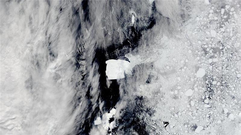 Der wohl größte Eisberg der Welt ist Jahrzehnte nach seinem Abbrechen vom antarktischen Schelfeis auf dem Weg nach Norden. 