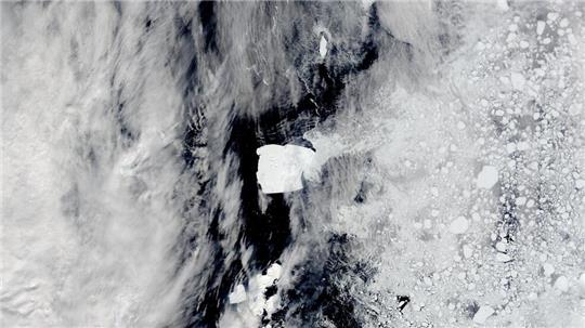Der wohl größte Eisberg der Welt ist Jahrzehnte nach seinem Abbrechen vom antarktischen Schelfeis auf dem Weg nach Norden. 
