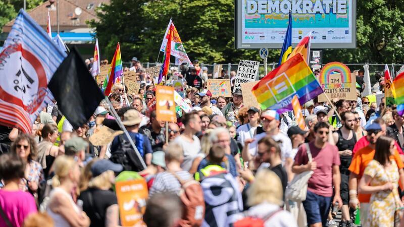 Blockaden und bunte Demo: Essen protestiert gegen die AfD Der zentrale Demonstrationszug gegen den AfD-Parteitag in Essen erstreckte sich über mehrere Kilometer.