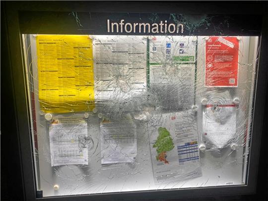 Der zerstörte Schaukasten auf Bahnsteig 3: Hat der Täter noch mehr Dinge kaputt geschlagen?  Foto: Bundespolizei
