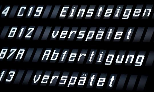 Der zivile Luftverkehr in Europa war im vergangenen Jahr einer Untersuchung zufolge erneut sehr unpünktlich.