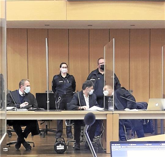 Der zu einer lebenslangen Haftstrafe verurteilte Martin G. (Mitte) mit den Verteidigern Martin Nitschmann (li.) und Andreas Zott (re.). Der Prozess lief sieben Monate und es dauerte noch einmal zehn Monate, bis das Urteil rechtskräftig wurde. Foto: Neddermeier