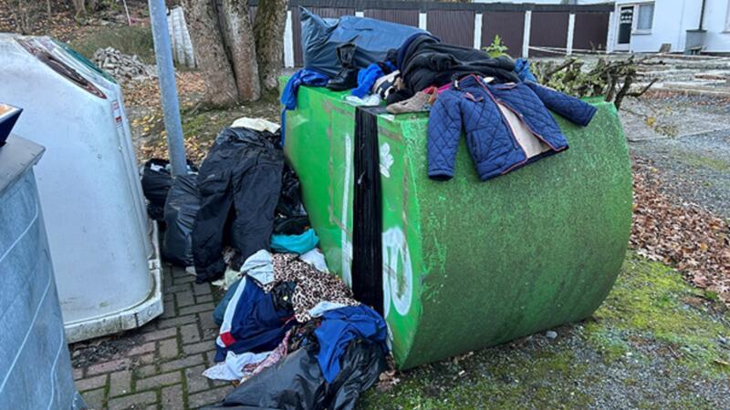 Der zugemüllte und umgekippte Altkleidercontainer sorgt in Altenau für Unmut.