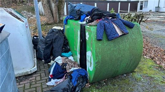 Der zugemüllte und umgekippte Altkleidercontainer sorgt in Altenau für Unmut.