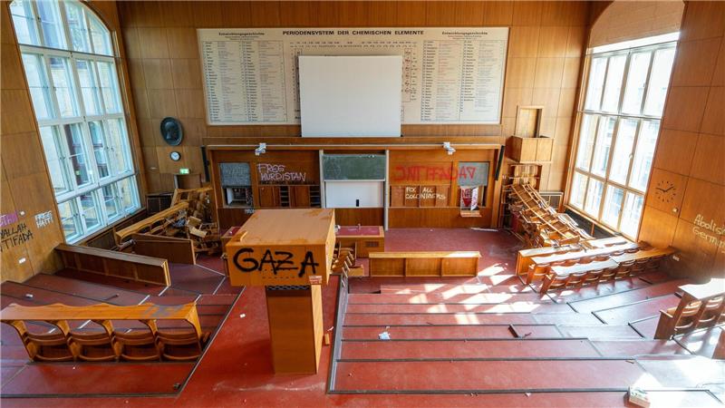 Hochschul-Präsidentin: Aktivisten ging es um Zerstörung Der zum Teil zerstörte Hörsaal kann mehrere Wochen lang nicht genutzt werden.