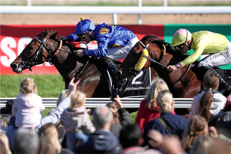 Galopp: „Winterkönig“ hat seine Box in München Der zwei Jahre alte Hengst Fantastic Moon kürt sich auf der Galopprennbahn in Köln-Weidenpesch zum „Winterkönig“. Der Schützling von Trainerin Sarah Steinberg gewinnt mit René Piechulek im Sattel den Preis des Winterkönigs gegen den von Clement Le coeuvre gesteuerten See Paris. Foto Rühl