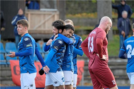 Der zweifache GSC-Torschütze Carsten Rall (2. v. r.) holt sich die Glückwünsche seiner Mitspieler nach dem Treffer zum 1:0 ab. Harlingerodes Garret Rindermann ist bedient. Foto: Drechsler
