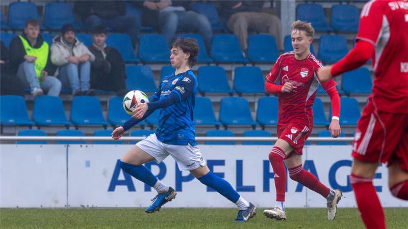 Goslars Nikolas Zink läuft seinem Gegenspieler mit dem Ball davon.