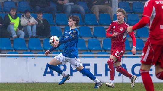 Goslars Nikolas Zink läuft seinem Gegenspieler mit dem Ball davon.