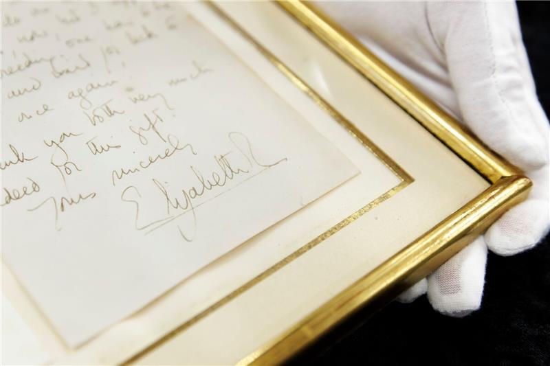 Torten und Briefe - Was von den Royals unter den Hammer kam Der zweiseitige Brief von Königin Elizabeth II. ist für 8300 Euro versteigert worden.