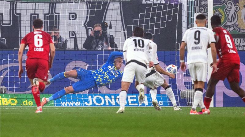 Gladbacher feiern befreienden Derby-Sieg gegen Köln Der zweite Elfmeter der Borussia saß.