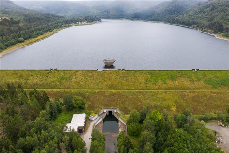 Heftige Kritik: Umweltverbände gegen neue Talsperren Der Staudamm der Innerstetalsperre: Wird bald ein zusätzlicher Wasserspeicher gebaut? Foto: Christophe Gateau/dpa