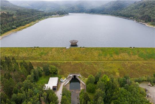 Der Staudamm der Innerstetalsperre: Wird bald ein zusätzlicher Wasserspeicher gebaut? Foto: Christophe Gateau/dpa