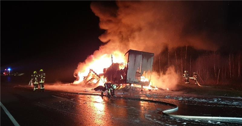Der brennende Sattelzug in der Nacht zum Dienstag auf der Autobahn 7 bei Göttingen. Foto: Polizei Göttingen/DPA