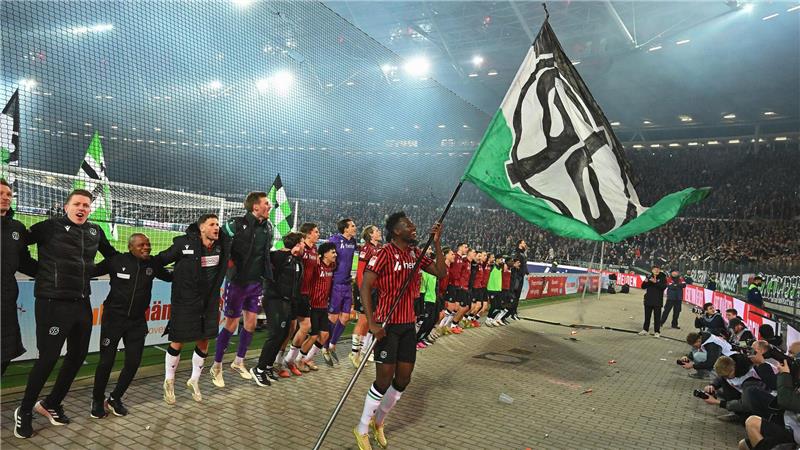 Derby-Held Nawrocki: Erst Celtic, jetzt Hannover Derby-Jubel nach dem 1:0 gegen Braunschweig. Hannovers Mustapha Bundu schwenkt vor der Fankurve die 96-Fahne.