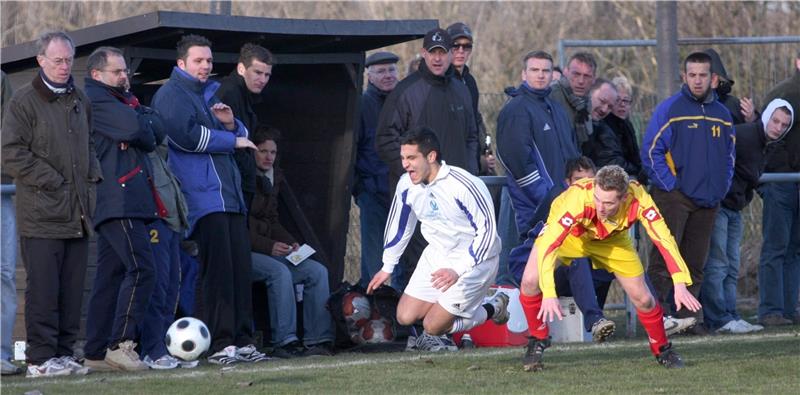 Das erste Kurstadt-Duell seit 15 Jahren Derby rustikal: Beim vorerst letzten Duell an der Planstraße zwischen dem SC 18 Harlingerode, rechts Daniel Winter, und der TSG Bad Harzburg, hier Timur Abali, im Februar 2008 schepperte es bisweilen gewaltig. Sonntag kommt es zur Neuauflage. Foto: GZ-Archiv/Epping