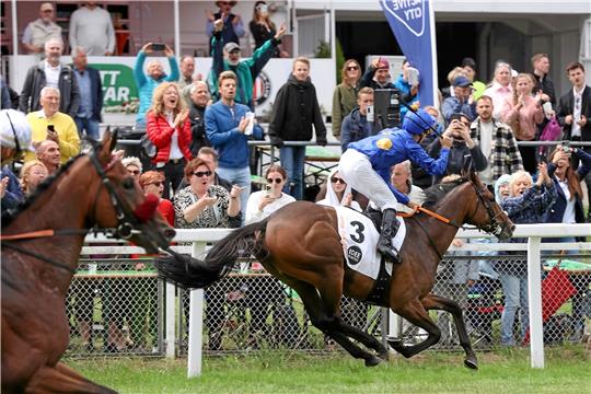 Derbysieger Fantastic Moon (Nummer 3) ist unter Rene Piechulek im IDEE 154. Deutsches Derby längst in Sicherheit. Am linken Bildrand ist noch der Kopf des Zweitplatzierte, Mr Hollywood, unter Lukas Delozier zu erkennen. Foto: Rühl