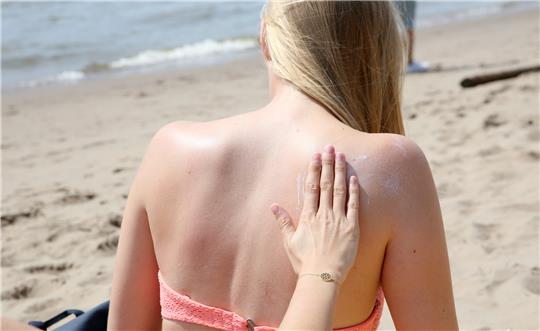 Dermatologin Yael Adler empfiehlt, den Lichtschutzfaktor von Sonnencremes nicht komplett auszuschöpfen. Foto: Bodo Marks/dpa
