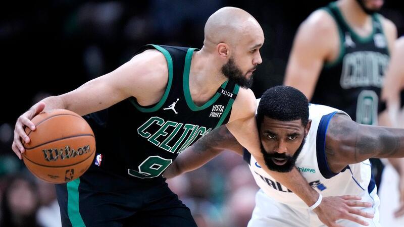 NBA-Finale: Boston gewinnt auch Spiel zwei Derrick White (l) von den Boston Celtics im Duell mit Kyrie Irving von den Dallas Mavericks.