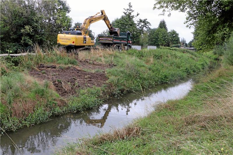 15.000 Kubikmeter Boden holt der Bagger aus Rhüdens Nette-Bett Derzeit entfernt der Bagger zwischen Spadentorstraße bis „Bei der Großen Brücke“ das Ufer von Bewuchs. Der parallel zum Fluss verlaufende Radweg dient dazu als Baustraße. Foto: Gereke